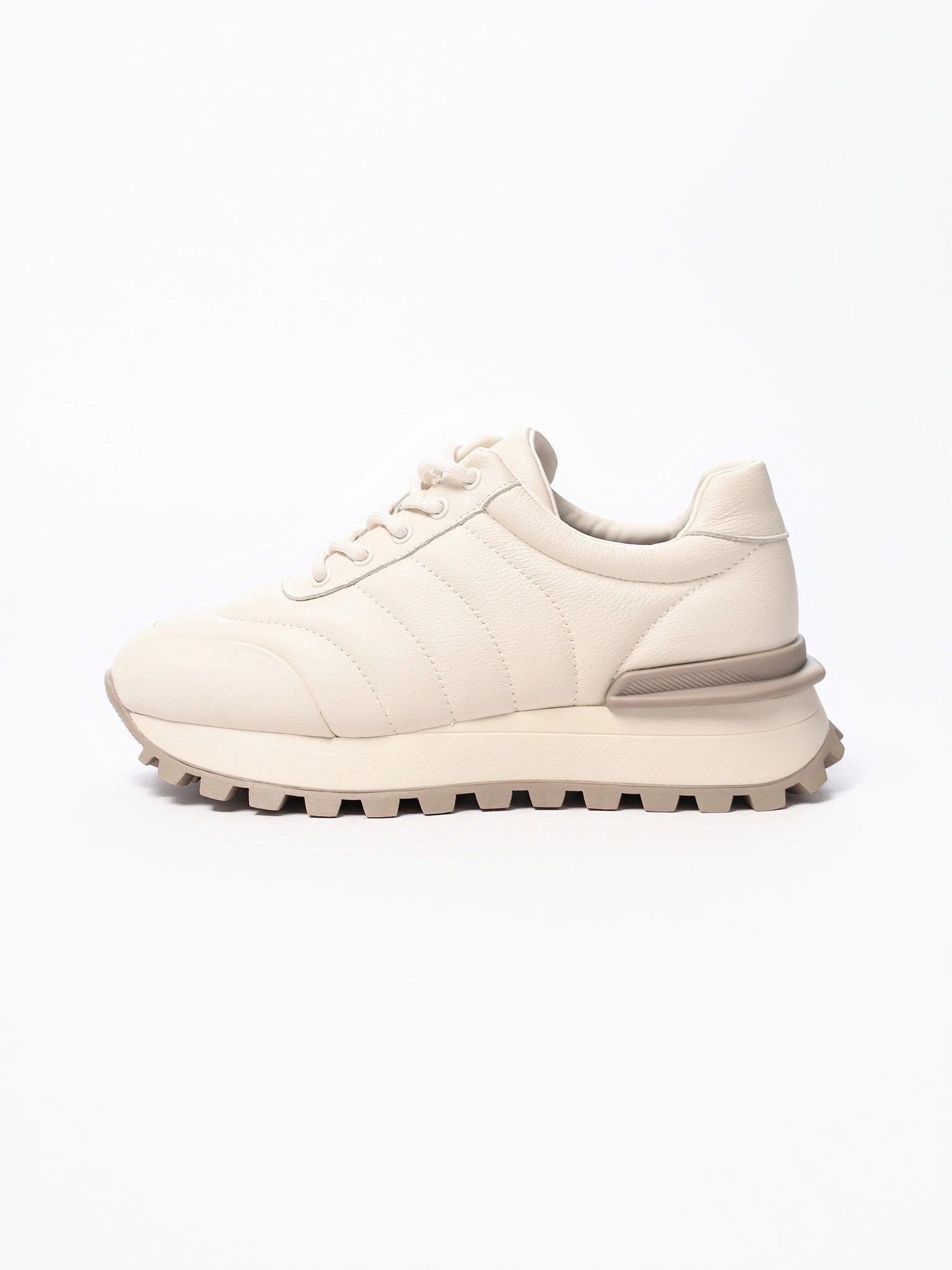 Кроссовки белого цвета на рельефной подошве